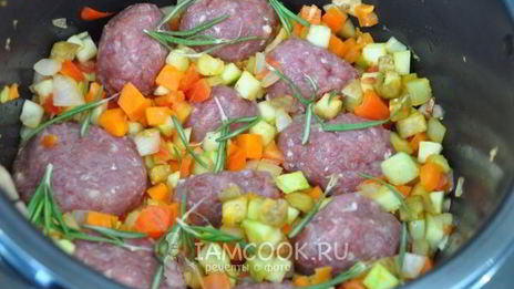 фрикадельки с овощами и розмарином