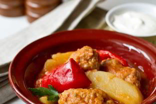 Фрикадельки с овощами в томатном соусе