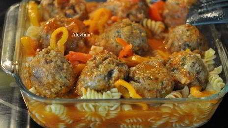 фрикадельки с пастой и соусом