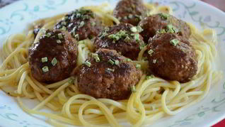 Фрикадельки с пряной яблочной глазурью