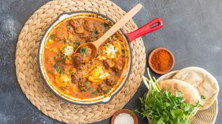 Фрикадельки с томатным соусом и яйцом