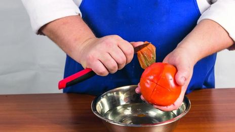 фрикадельки с томатным соусом и яйцом