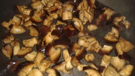 фрикадельки тушеные с баклажанами