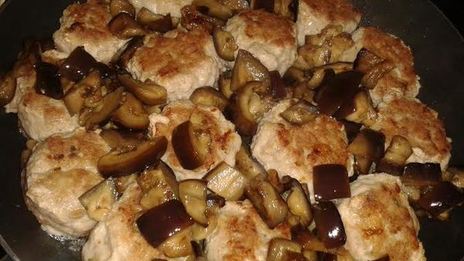 фрикадельки тушеные с баклажанами