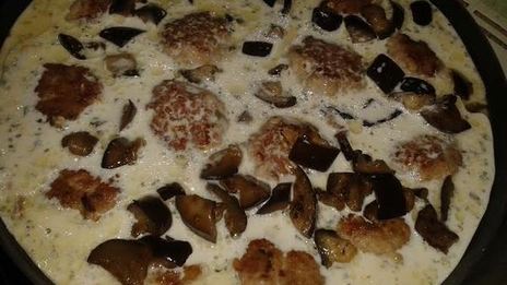 фрикадельки тушеные с баклажанами