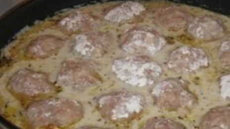 фрикадельки в молочном соусе