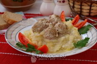Фрикадельки в сметанном соусе