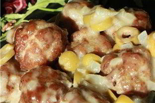 Фрикадельки в соусе из оливок