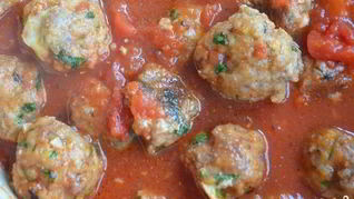 Мясные шарики с моцареллой в томатном соусе