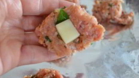 мясные шарики с моцареллой в томатном соусе