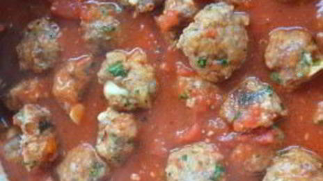 мясные шарики с моцареллой в томатном соусе