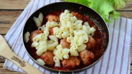 паста в томате с фрикадельками