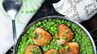 Рыбные фрикадельки с зеленым горошком