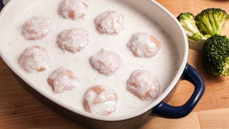 рыбные фрикадельки в сметанном соусе