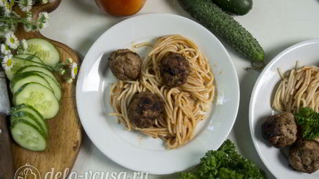 спагетти с фрикадельками в соусе