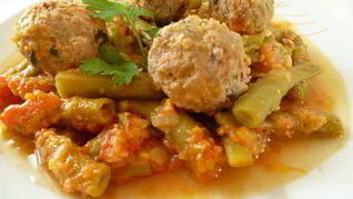 Спаржевая фасоль с фрикадельками в пикантном соусе