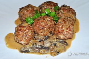 Тушеные фрикадельки в грибном соусе