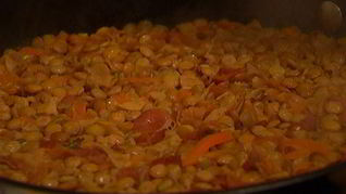 Чечевица с грибами, ветчиной и куриными сосисками