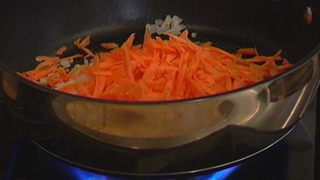 чечевица с грибами, ветчиной и куриными сосисками