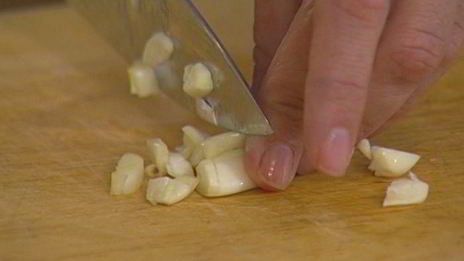 чечевица с грибами, ветчиной и куриными сосисками