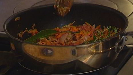 чечевица с грибами, ветчиной и куриными сосисками