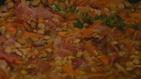 чечевица с грибами, ветчиной и куриными сосисками