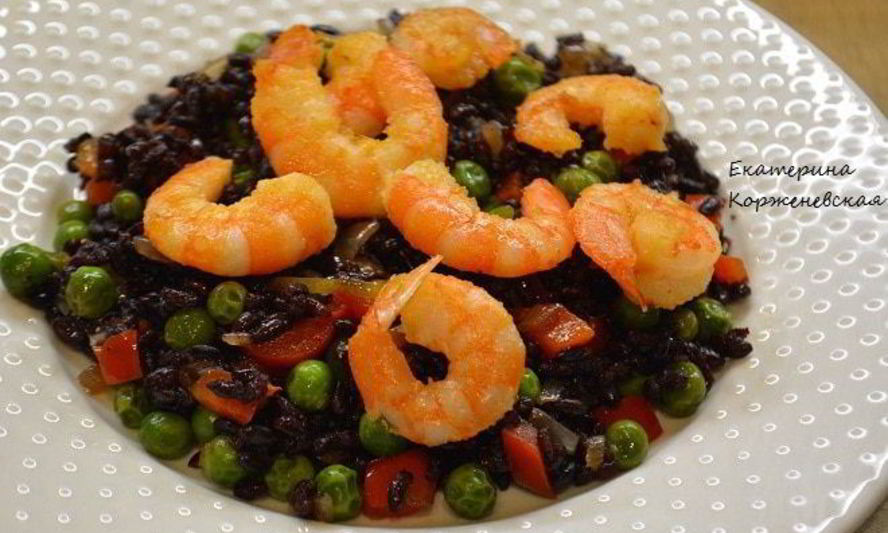 Рецепт черный рис с овощами и креветками