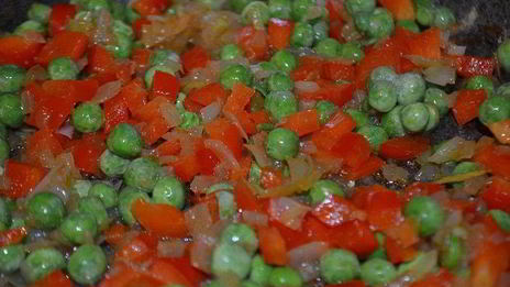 черный рис с овощами и креветками