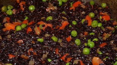 черный рис с овощами и креветками