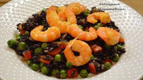 черный рис с овощами и креветками