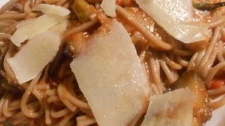 Гречневая лапша с баклажанами, томатами и красным вином