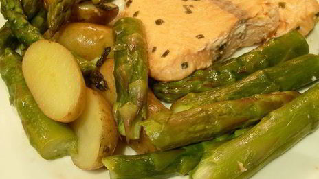 картофель и спаржа с мятой и лимонным маслом