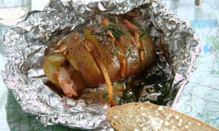 Рецепт картофель с беконом в фольге