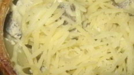 картофель с грибами в горшочках