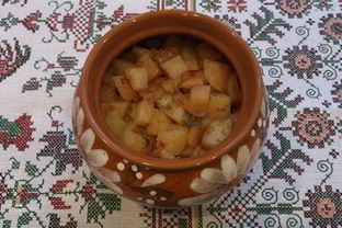 Картофель с мясом в горшочках