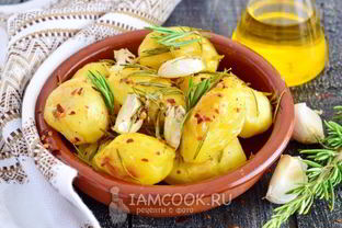 Картофель с розмарином и чесноком в духовке