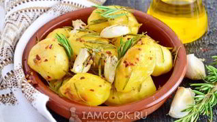 Картофель с розмарином и чесноком в духовке