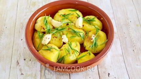 картофель с розмарином и чесноком в духовке