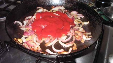 картофель жареный с сосисками