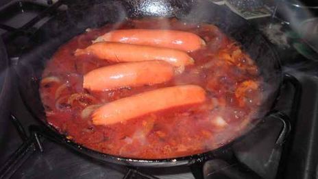 картофель жареный с сосисками