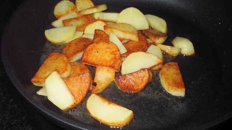 картофель жареный с сосисками