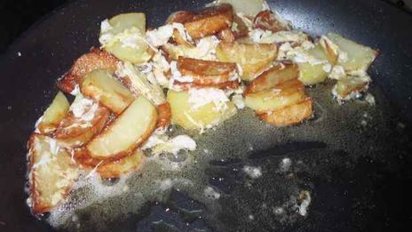 картофель жареный с сосисками