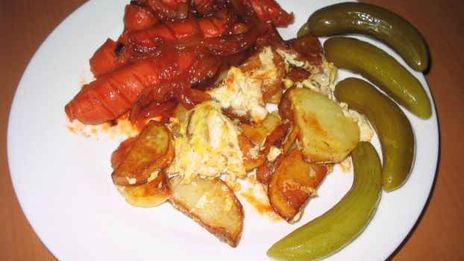 картофель жареный с сосисками