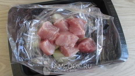 картошка с черносливом и мясом в духовке