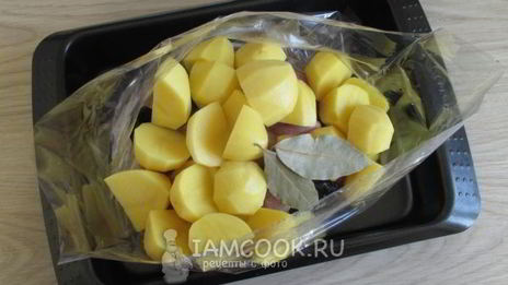 картошка с черносливом и мясом в духовке