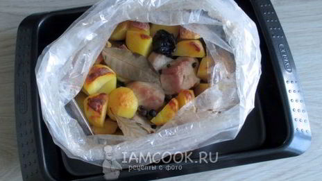 картошка с черносливом и мясом в духовке