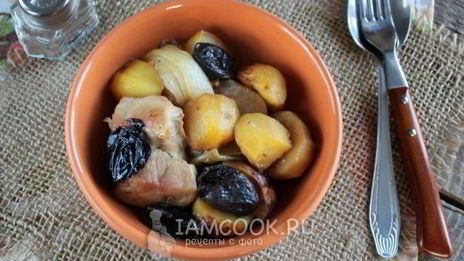 картошка с черносливом и мясом в духовке