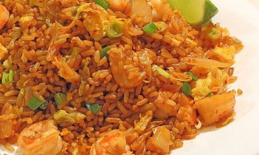 Рецепт классический жареный рис по-кантонски с курицей и креветками