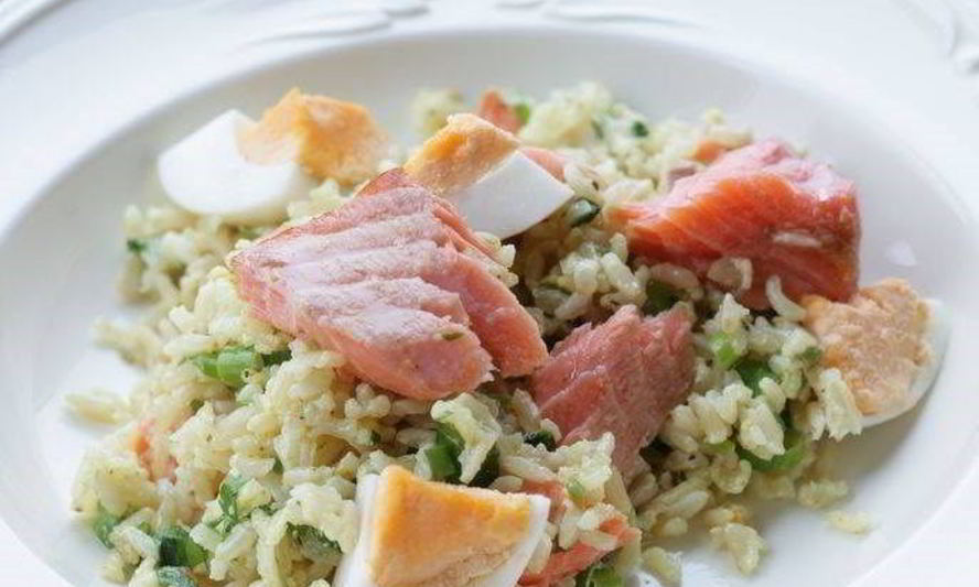 Рецепт коричневый рис с копченой форелью