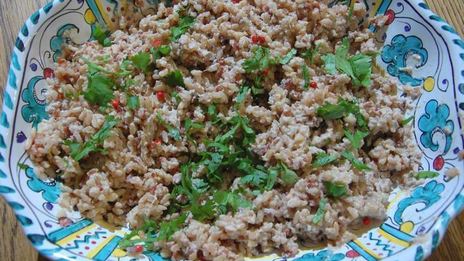 красный рис с соусом из тунца и апельсина